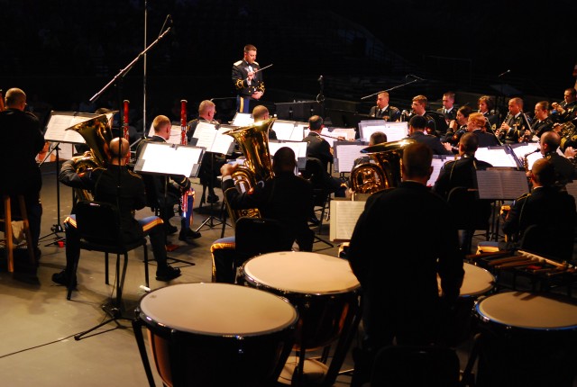FORSCOM Band and Fayetteville Symphonic Band to perform free Holiday Concert
