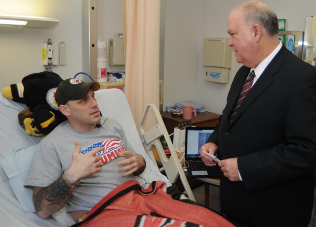 Under SecArmy visits wounded warriors