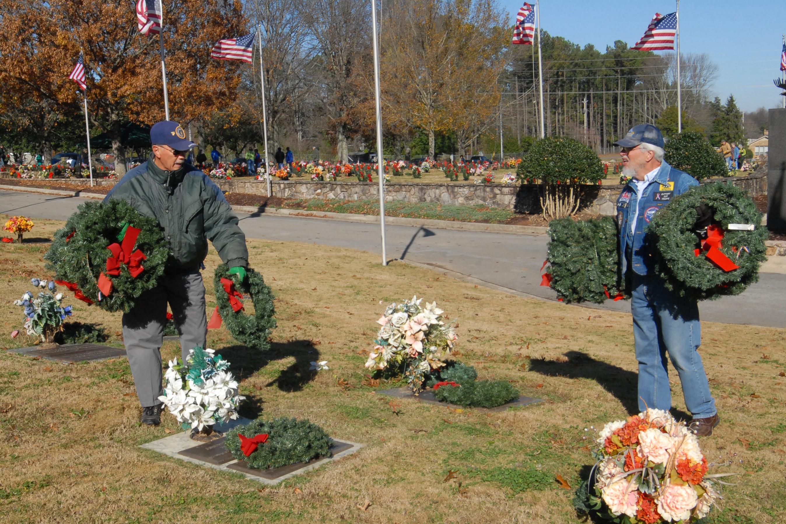 Volunteers Adorn Veterans' Graves With Wreaths | Article | The United ...