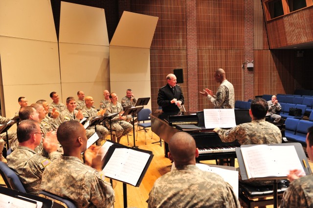 Joint Chief Sings with Army Chorus