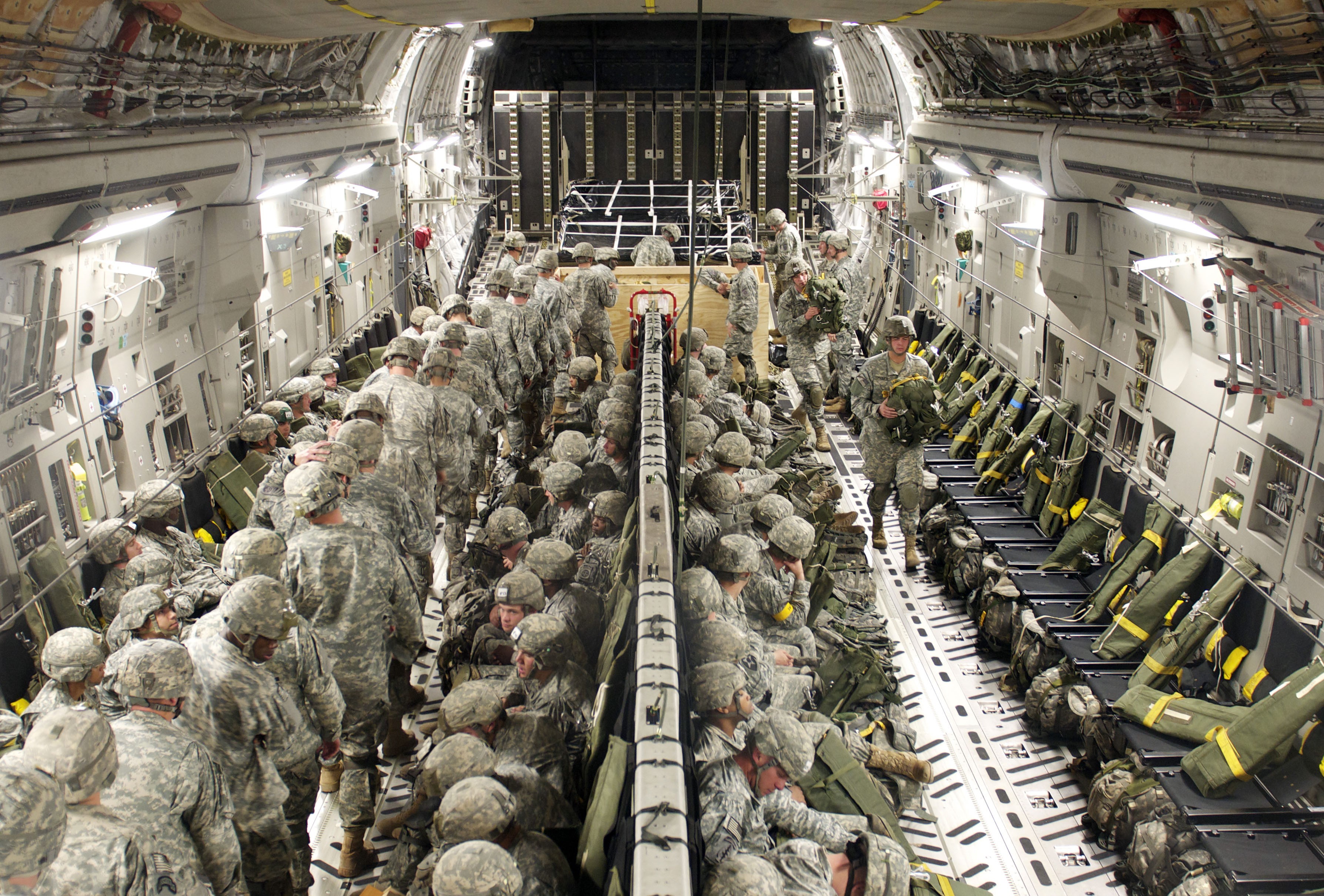 82nd paratroopers demonstrate inflight parachute rigging Article