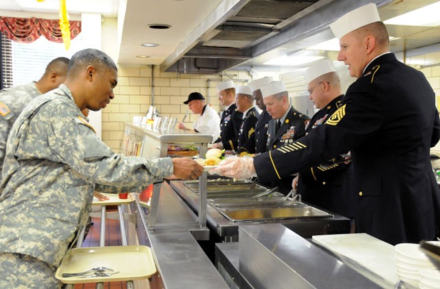 Commanders serve Soldiers Thanksgiving meal