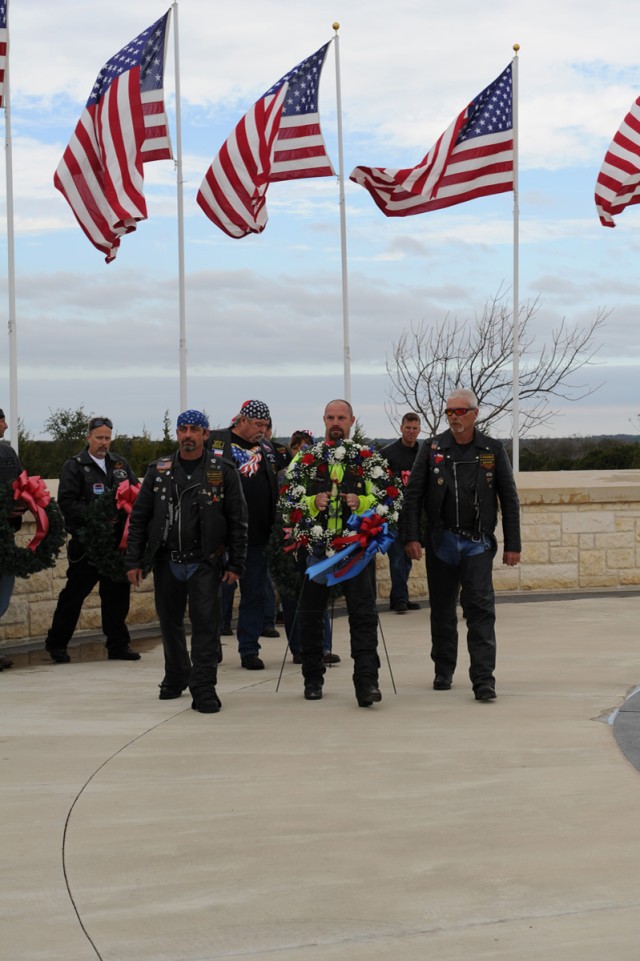 Families, friends pay tribute to vets with wreath laying