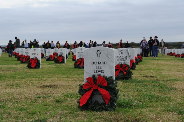 Families, friends pay tribute to vets with wreath laying
