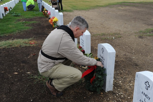 Families, friends pay tribute to vets with wreath laying