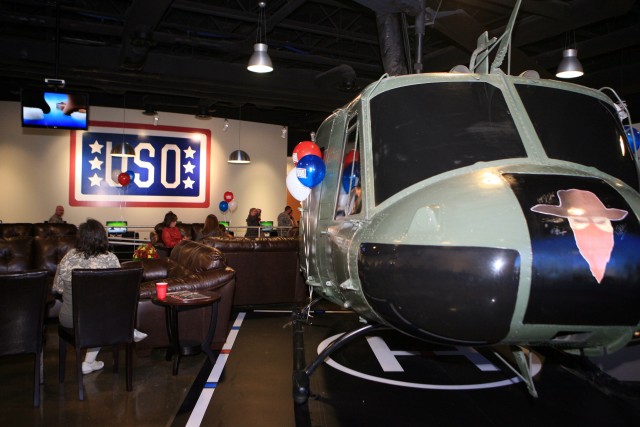 USO brings 'wow' factor to Fort Campbell