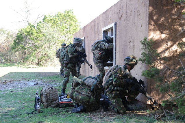 Hood hosts Dutch training