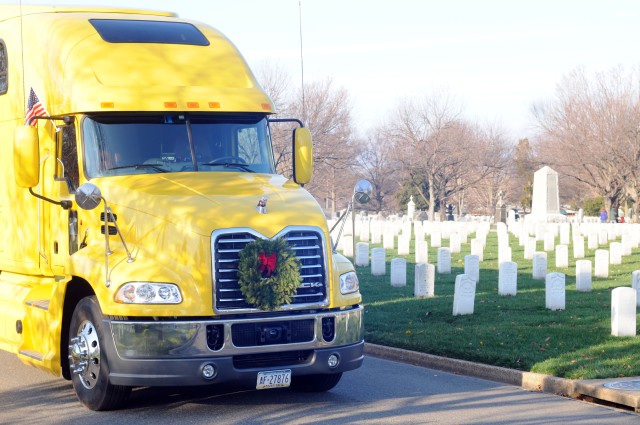 Thousands lay wreaths at nation's cemetery