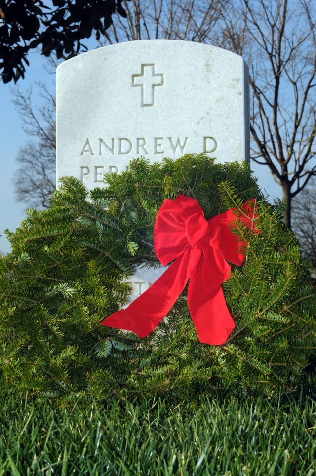 Thousands lay wreaths at nation's cemetery