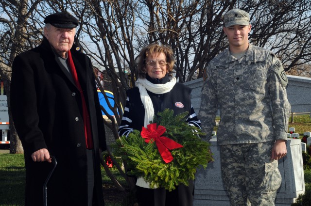 Thousands lay wreaths at nation's cemetery