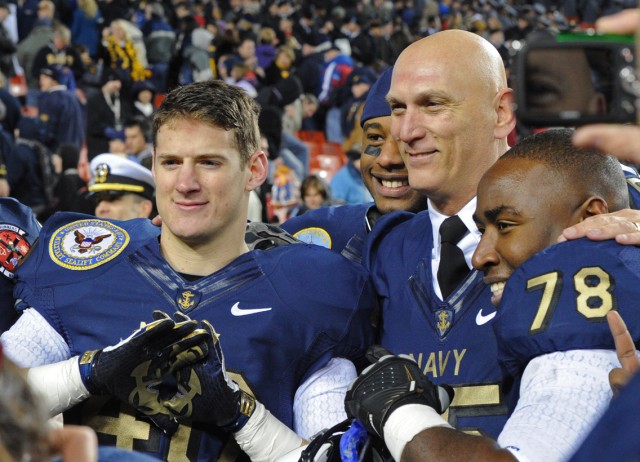Odierno visits midshipmen at 2011 Army-Navy Game
