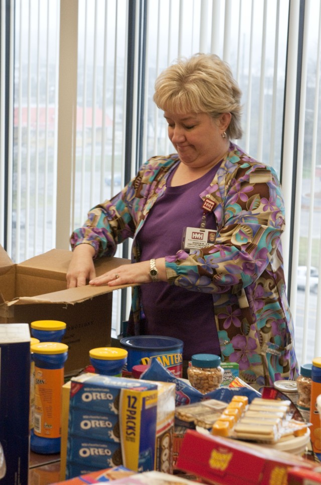 Kentucky First Lady visits HMH, packs care packages for 233rd Trans. Co.