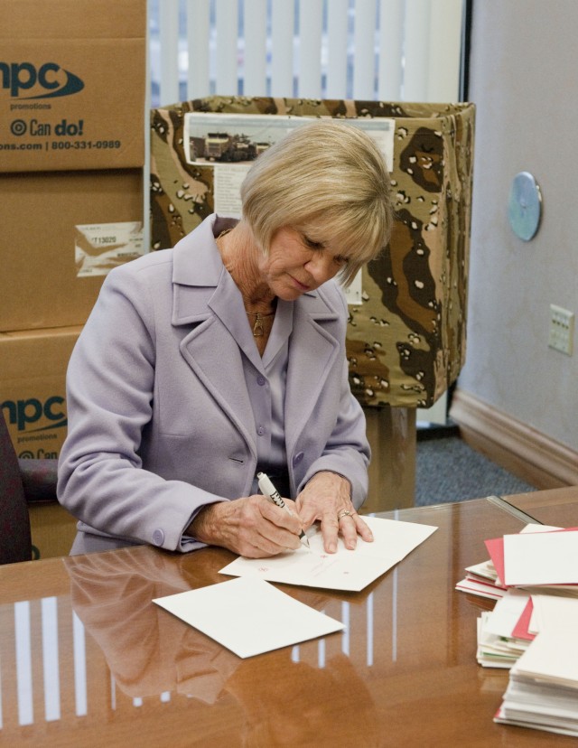 Kentucky First Lady visits HMH, packs care packages for 233rd Trans. Co.