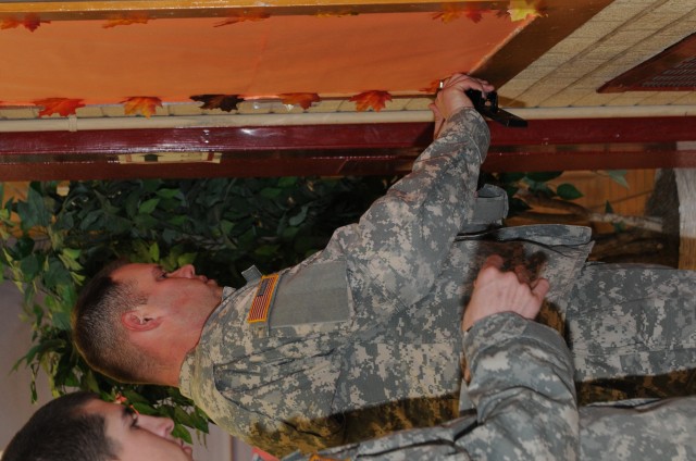 Soldiers serve Thanksgiving dinner to parents, students at Bliss Elementary