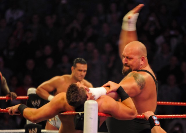 WWE Superstars, Divas surprise Soldiers at work