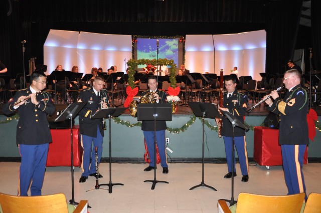 FORSCOM Band, Fayetteville Symphonic Band perform rousing joint Holiday Concert