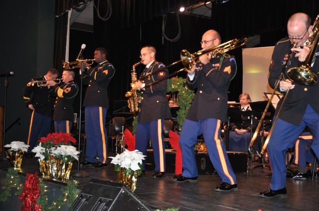 FORSCOM Band, Fayetteville Symphonic Band perform rousing joint Holiday Concert