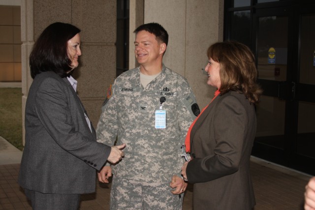 Army leader visits SMDC environment