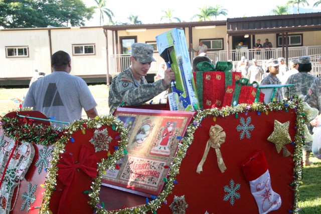 Hawaii's WTB Soldiers donate to Toys for Tots