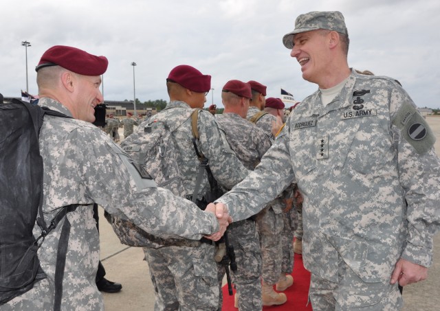 FORSCOM commander welcomes XVIII Airborne Corps commander, Soldiers home from Iraq