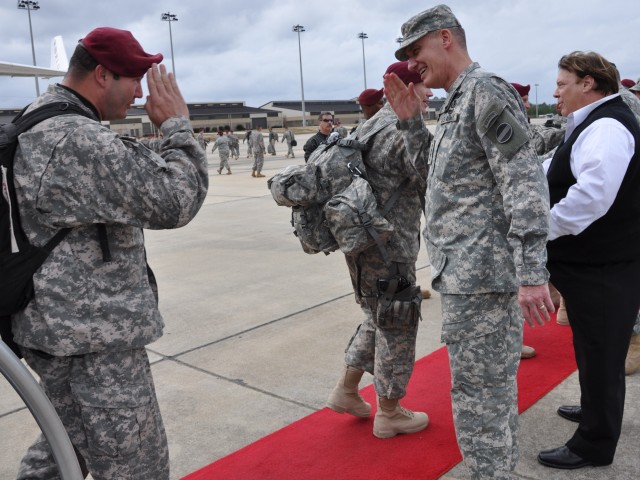 FORSCOM commander welcomes XVIII Airborne Corps commander, Soldiers home from Iraq