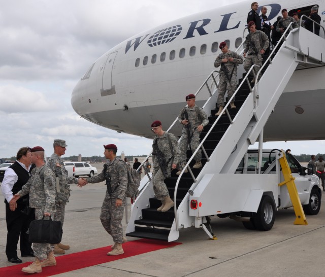 FORSCOM commander welcomes XVIII Airborne Corps commander, Soldiers home from Iraq