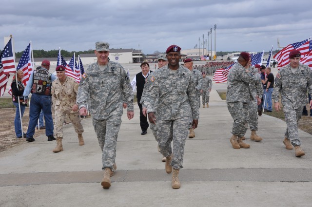 FORSCOM commander welcomes XVIII Airborne Corps commander, Soldiers home from Iraq