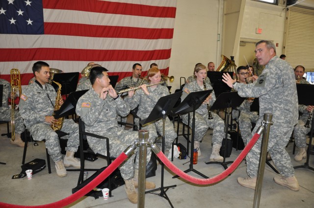 FORSCOM commander welcomes XVIII Airborne Corps commander, Soldiers home from Iraq