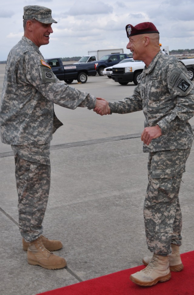 FORSCOM commander welcomes XVIII Airborne Corps commander, Soldiers home from Iraq