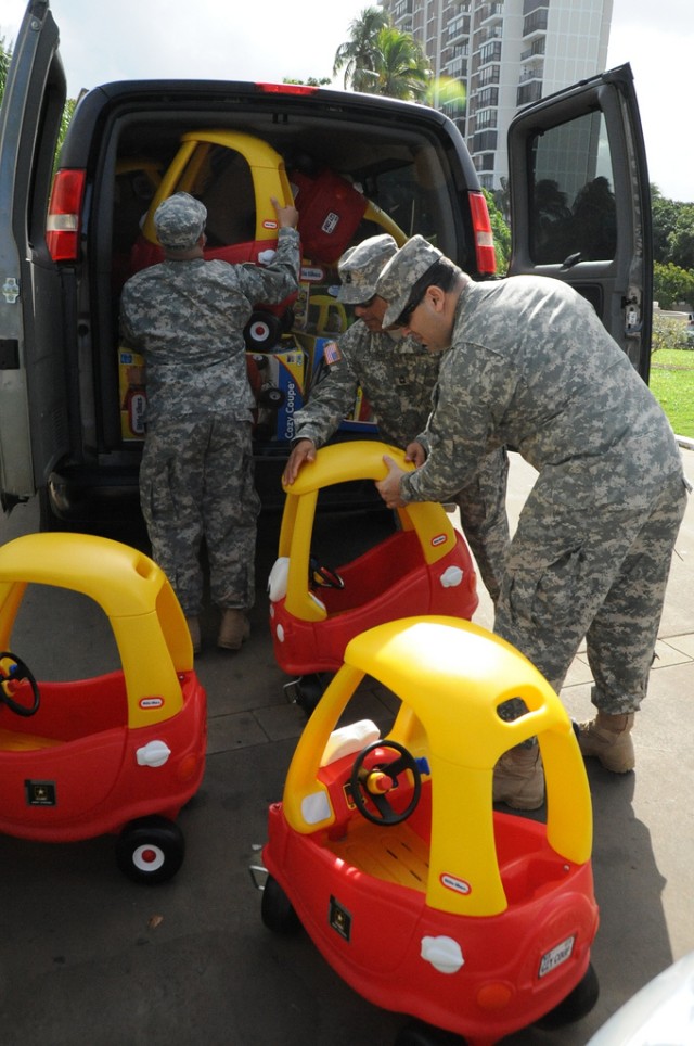 Reservists donate joy to local kids in these Holidays