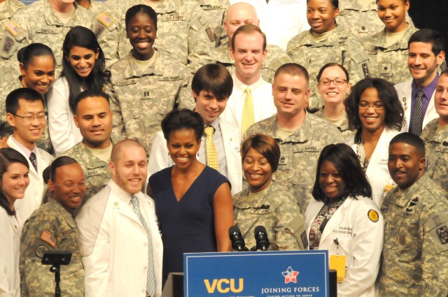 First Lady poses with Soldiers, civilians