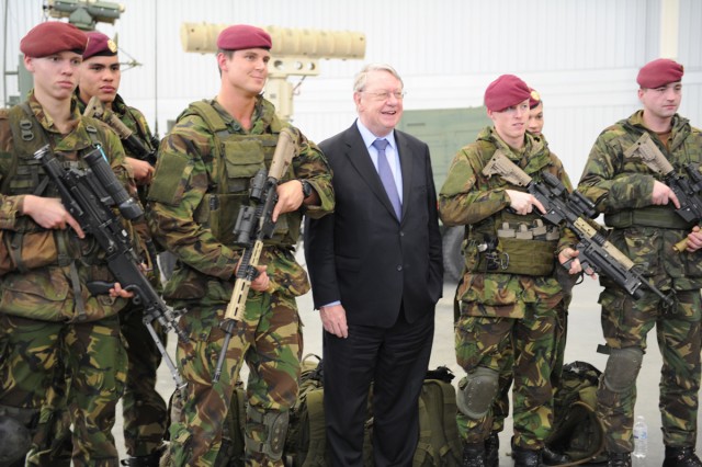 Dutch defense minister visits Hood