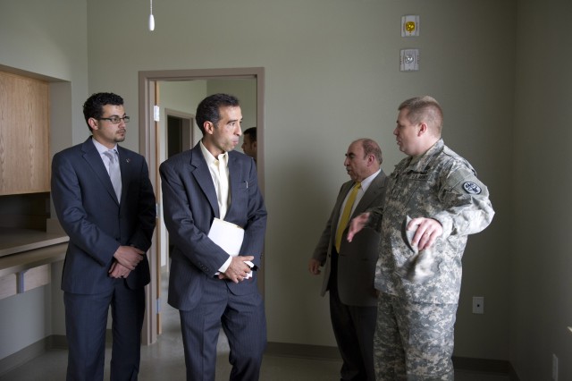 Libyan delegates tour Fort Hood barracks