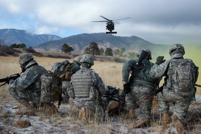 Black Hawk pilots offer leadership students lift