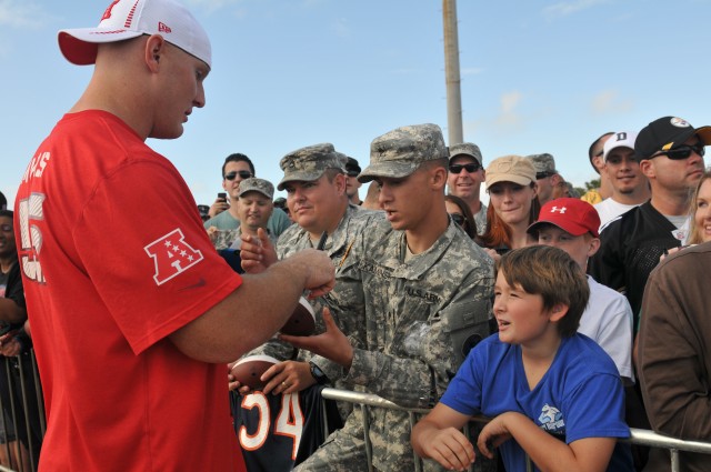 Soldiers get autographs from Pro Bowl Players
