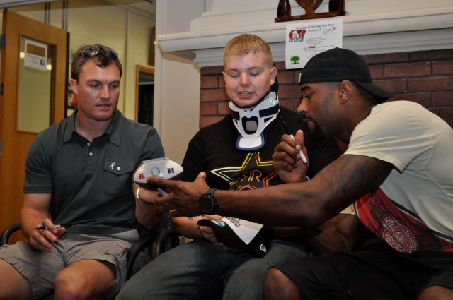 NFL players visit wounded warriors in Hawaii 