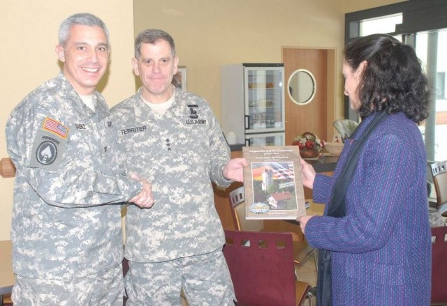 LTG Mike Ferriter visits IMCOM-Europe