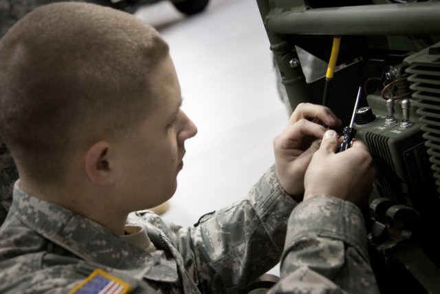 101st Soldier tests M119A2