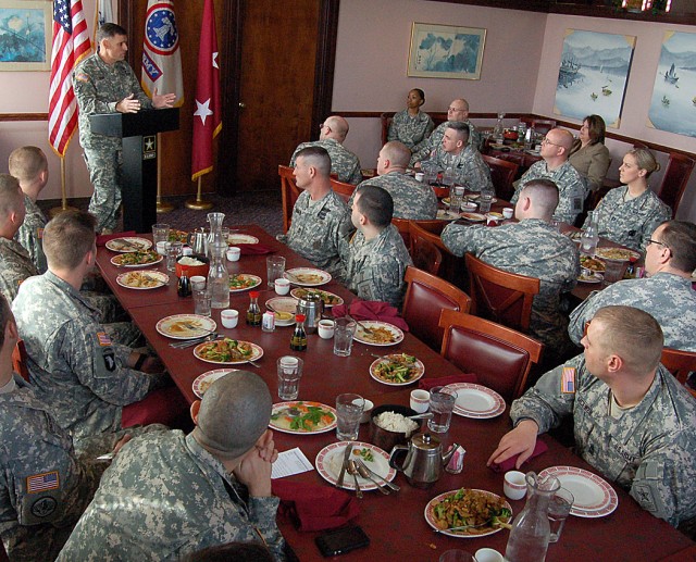 CG Dines with Milwaukee Battalion Soldiers