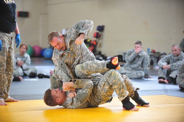 101st Soldiers grapple in Combatives Level 3 training