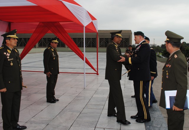 Army South Commander visits with Peruvian military