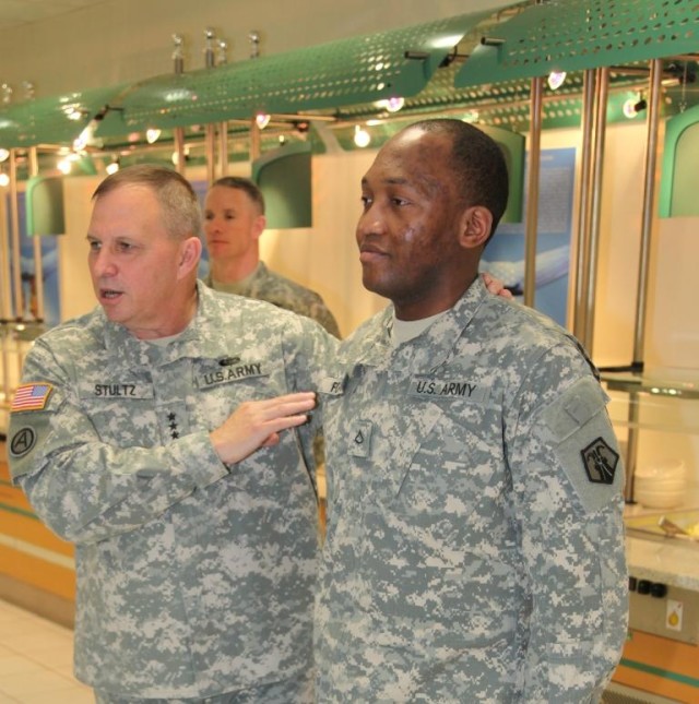 Army Reserve command team visits 7th CSC Soldiers