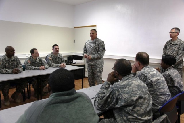 Army Reserve command team visits 7th CSC Soldiers