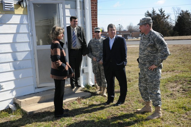 Senator assesses single Soldier housing