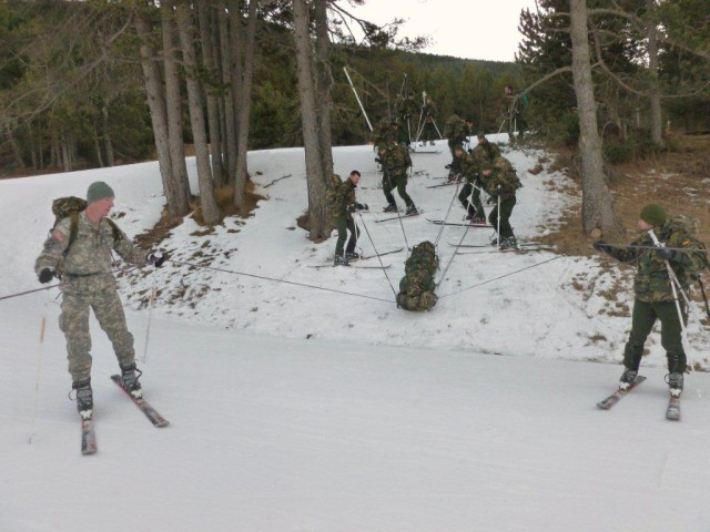 U.S. Soldiers train with Spanish army