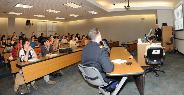 Army South Deputy Commanding General speaks to UTSA students
