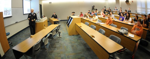Army South Deputy Commanding General speaks to UTSA students
