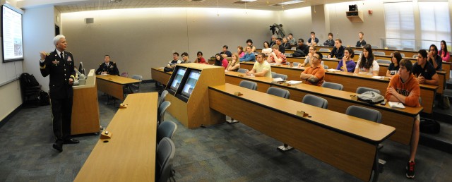 Army South Deputy Commanding General speaks to UTSA students