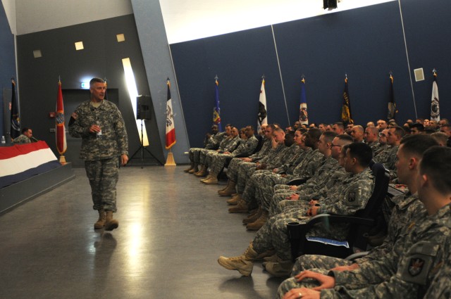 SMA visits KMC; addresses key Soldier issues during town hall meeting