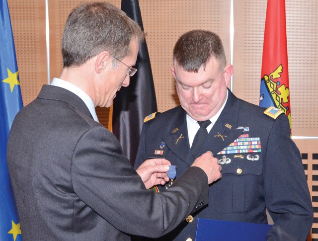 Former garrison commander awarded Hessen-state honor for partnership